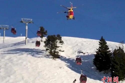 缆车滑雪吃瓜,边玩边吃瓜，畅享冬日欢乐时光