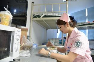 产科护士吃瓜,见证生命奇迹的温馨瞬间