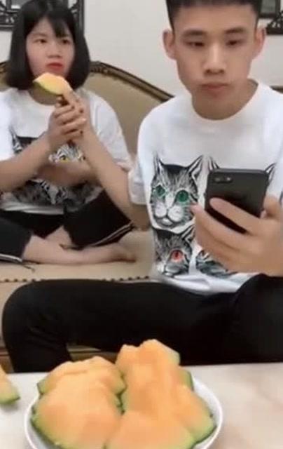 吃瓜姐姐和弟弟,吃瓜姐姐与弟弟的欢乐日常